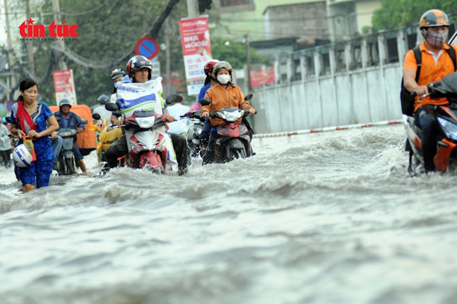 TP Hồ Chí Minh đang phải chịu ảnh hưởng nặng nề của tình trạng nước biển dâng. Ảnh: Mạnh Linh/Báo Tin tức.