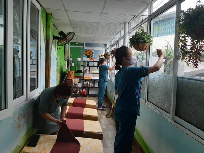 GV trường Mầm non Bình Minh (Q. Hải Châu) vệ sinh trường lớp thường xuyên trong thời gian trẻ nghỉ học.