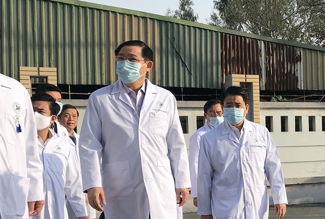 Bí thư Thành uỷ Hà Nội Vương Đình Huệ thăm và kiểm tra khu điều trị Covid-19 tại Bệnh viện Đa khoa Đức Giang (Ảnh: Dân trí)