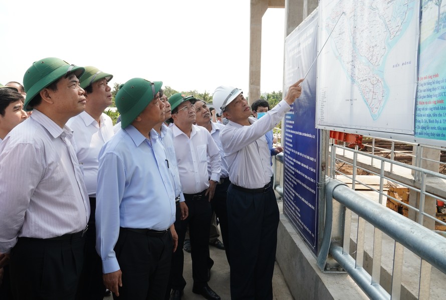 Thủ tướng thị sát công trình chống ngập mặn tại huyện Châu Thành, tỉnh Bến Tre. 