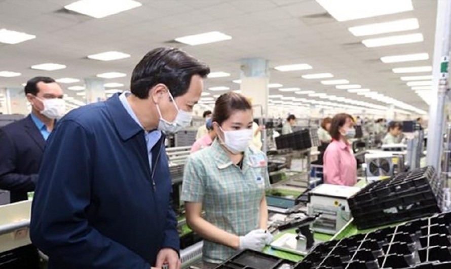 Bộ trưởng Bộ Lao động-Thương binh và Xã hội Đào Ngọc Dung kiểm tra, nắm tình hình lao động, việc làm và việc triển khai phòng chống dịch viên đường hô hấp cấp COVID-19 tại Công Ty TNHH Samsung Electronics Việt Nam.