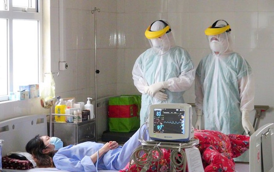 Các bác sĩ thăm khám cho bệnh nhân tại BV Số 2 Quảng Ninh.