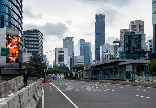 Cảnh vắng vẻ tại một con phố ở Jakarta, Indonesia khi người dân hạn chế ra ngoài do dịch COVID-19, ngày 18/3/2020. Ảnh: AFP/TTXVN