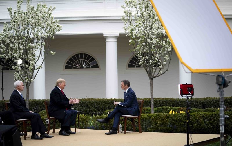 Tổng thống Mỹ Donald Trump và Phó Tổng thống Mỹ Mike Pence trả lời phỏng vấn với người dẫn chương trình Bill Hemmer của Fox News tại Vườn Hồng, Nhà Trắng ở Washington DC ngày 24/3. Ảnh: Bloomberg