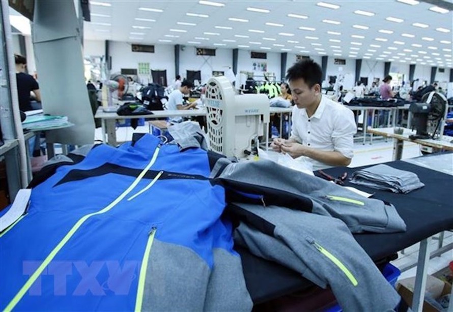 Công nhân sản xuất hàng may mặc tại Công ty Trách nhiệm hữu hạn Kydo (Khu công nghiệp phố nối A, Hưng Yên). (Ảnh: Phạm Kiên/TTXVN).