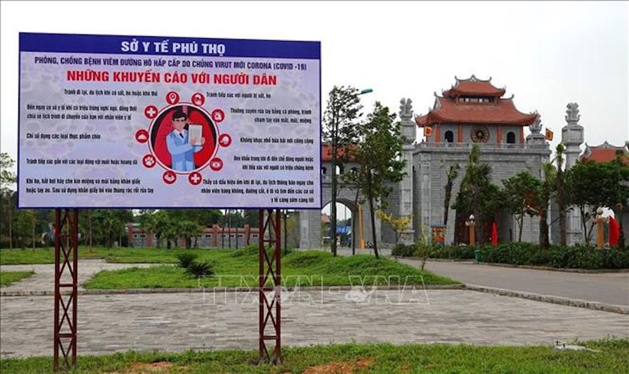 Bảng khuyến cáo về phòng chống dịch COVID - 19 của Sở Y tế Phú Thọ được đặt ngay cổng chính vào Khu di tích Đền Hùng.