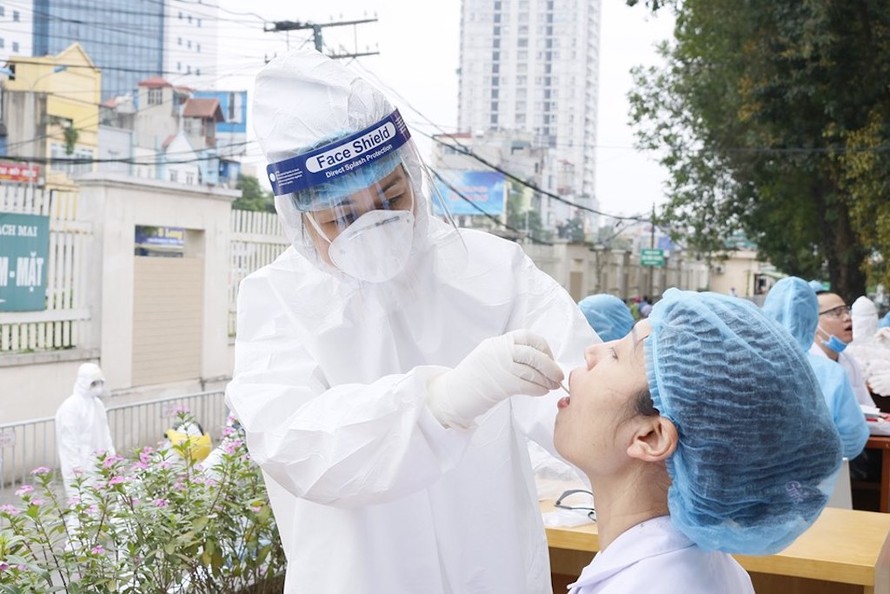 Lấy hầu họng xét nghiệm virus SARS-CoV-2 cho nhân viên y tế Bệnh viện Bạch Mai lần 2