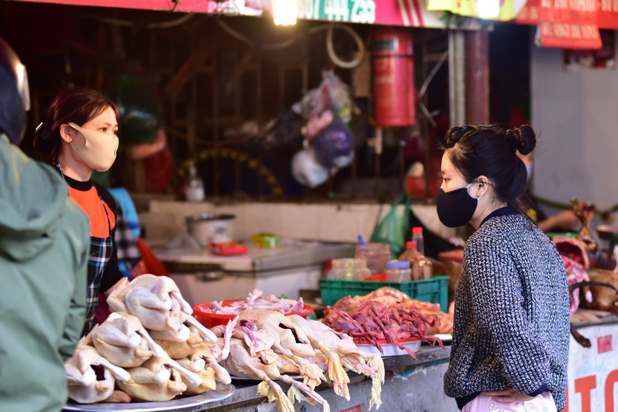 Người dân mua thực phẩm tại một chợ dân sinh Hà Nội.