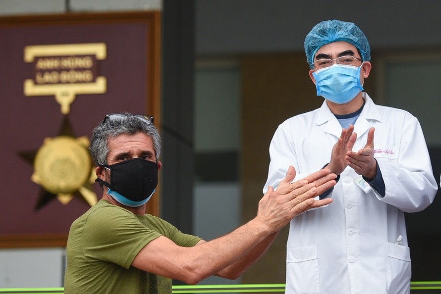 Việt Nam liên tục điều trị khỏi bệnh cho nhiều người mắc Covid-19. Ảnh: Duy Hiệu.