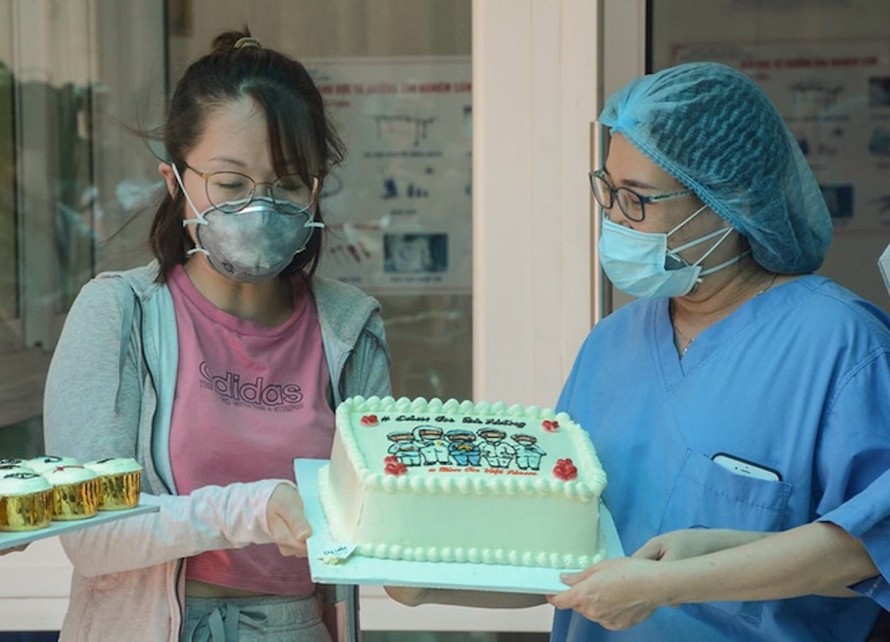 Trước lúc xuất viện, bệnh nhân cuối cùng mắc Covid-19 ở Đà Nẵng đã tặng bánh kem và cảm ơn các bác sĩ.