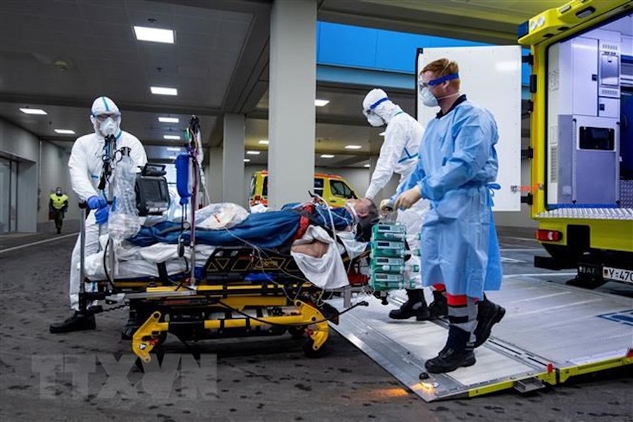 Chuyển bệnh nhân nhiễm COVID-19 tới bệnh viện ở Ulm, Đức. Ảnh: AFP/TTXVN.