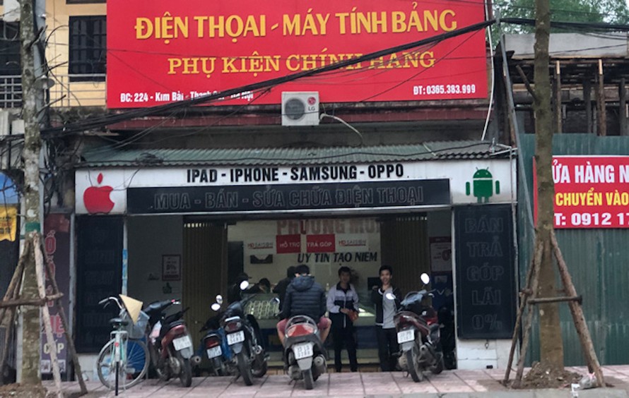 Ngày 12-4, nhiều cửa hàng không bán hàng thiết yếu trên địa bàn thị trấn Kim Bài (huyện Thanh Oai) vẫn mở cửa.