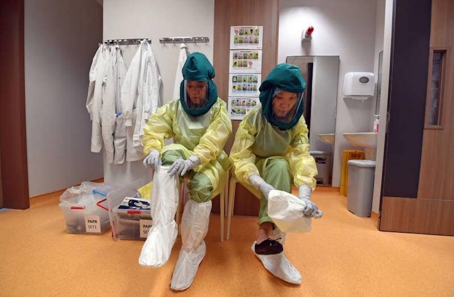 Nhân viên y tế trang bị đồ bảo hộ khi chữa trị cho bệnh nhân mắc COVID-19 tại Singapore