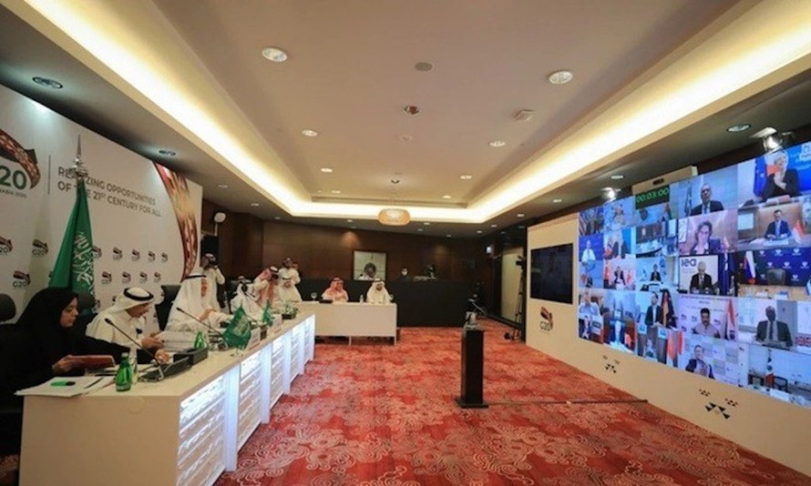 Một hội nghị trực tuyến giữa các bộ trưởng G20 do Bộ trưởng Năng lượng Arab Saudi Abdulaziz bin Salman (thứ ba từ trái sang) chủ trì hôm 10/4. Ảnh: AFP