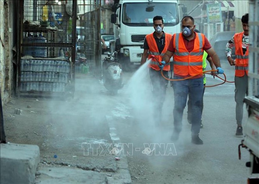 Phun thuốc khử trùng đường phố nhằm ngăn dịch COVID-19 lây lan, tại Baghdad, Iraq ngày 4/4/2020. Ảnh: THX/TTXVN