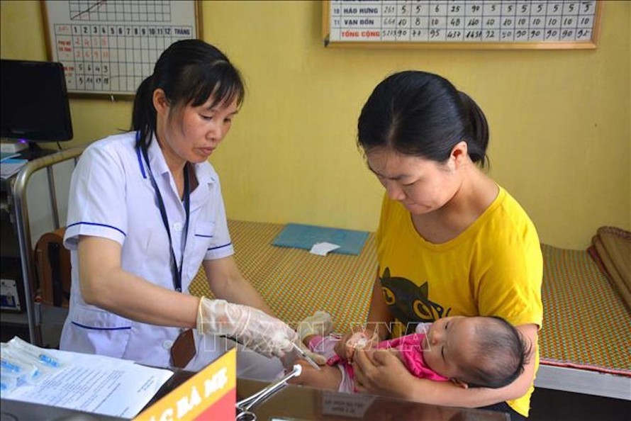 Tiêm vắc xin mới cho trẻ dưới 1 tuổi tại Trạm Y tế thị trấn Mỹ Lộc, huyện Mỹ Lộc, Nam Định. Ảnh Công Luật/TTXVN