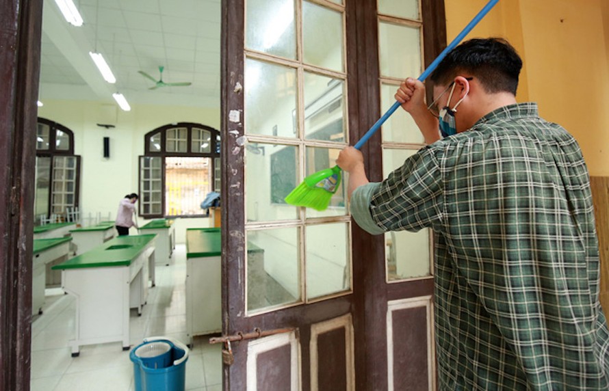 Các trường học Hà Nội tiến hành khử khuẩn, vệ sinh, sẵn sàng đón học sinh đi học trở lại
