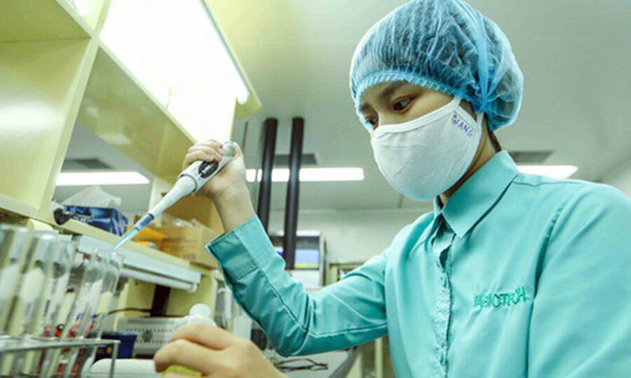 Kỹ thuật viên đang nghiên cứu chế tạo vaccine Covid-19 của Việt Nam