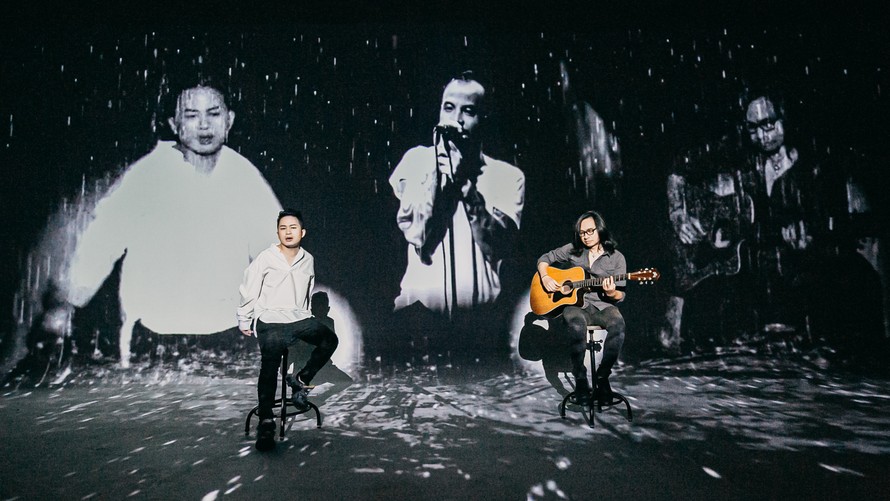 Cố nhạc sĩ Trần Lập xuất hiện trên sân khấu nhờ công nghệ 3D mapping, hát cùng Tùng Dương và nghệ sĩ guitar Tuấn Hùng