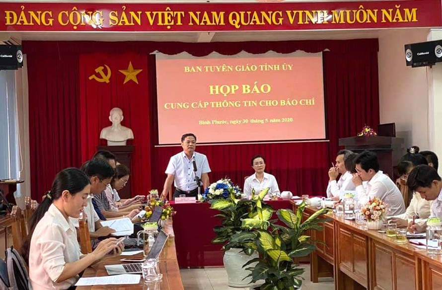 Quang cảnh buổi họp báo vụ bị cáo nhảy lầu tự tử tại TAND tỉnh Bình Phước.