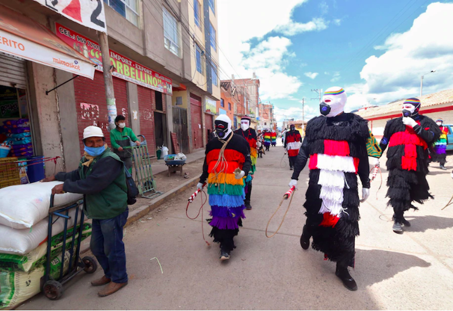 Đàn ông ăn mặc như Andean Ukukus hoặc Pabluchas, những nhân vật truyền thống đóng vai trò canh gác, áp đặt trật tự xã hội, vung roi như một mối đe dọa để buộc mọi người phải duy trì khoảng cách, nhắc nhở họ đeo khẩu trang và găng tay gần thành phố Cusco, 