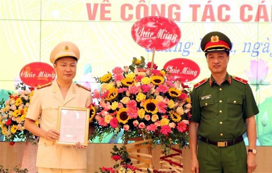 Thiếu tướng Nguyễn Duy Ngọc, Thứ trưởng Bộ Công an trao quyết định điều động, bổ nhiệm Giám đốc Công an tỉnh Quảng Ninh đối với Đại tá Nguyễn Ngọc Lâm.