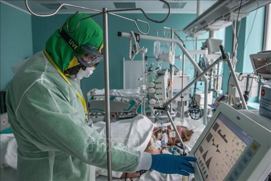 Nhân viên y tế điều trị cho bệnh nhân COVID-19 tại bệnh viện ở Moskva, Nga ngày 14/5/2020. Ảnh: THX/TTXVN