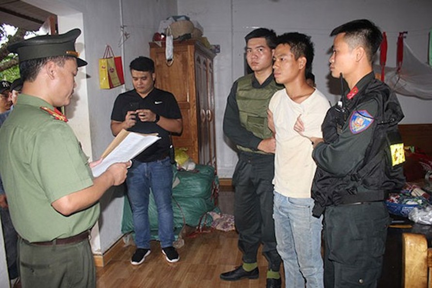 Cơ quan An ninh điều tra Công an tỉnh Hòa Bình đọc lệnh bắt, khám xét đối với đối tượng Trịnh Bá Tư