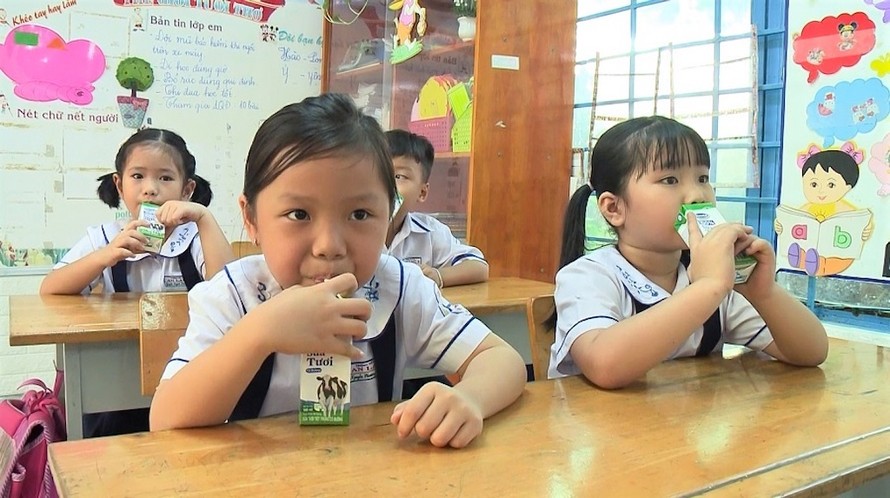 Có sổ hộ nghèo mới được uống sữa học đường: Quy định hành con trẻ?