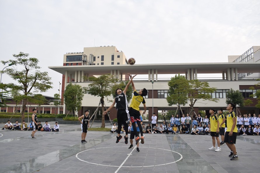 Học sinh Chuyên Bắc Ninh thi đấu bóng rổ. (Ảnh: Fanpage Đoàn trường THPT Chuyên Bắc Ninh)