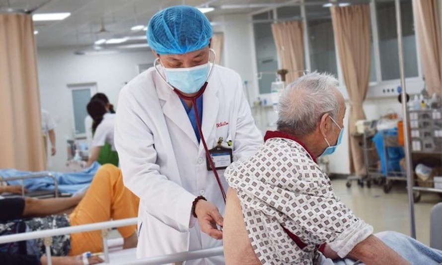 Bác sĩ Khiêm thăm khám cho bệnh nhân tại khoa Cấp cứu, Bệnh viện Hữu Nghị.