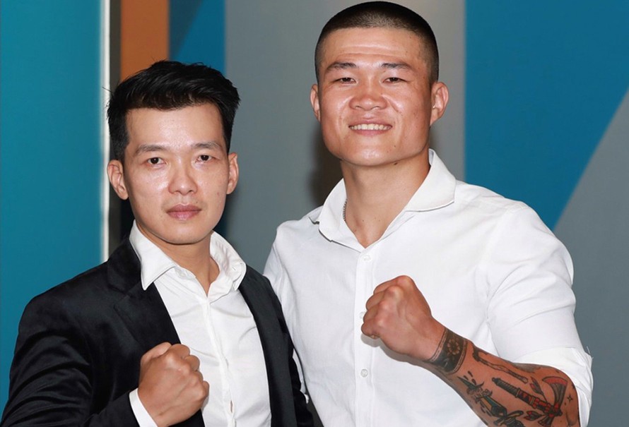 Peter Phạm (trái) bên Trương Đình Hoàng tại buổi ra mắt phim chiều 1/7. Peter Phạm là võ sĩ Vịnh Xuân, diễn viên chính và đạo diễn võ thuật của phim.