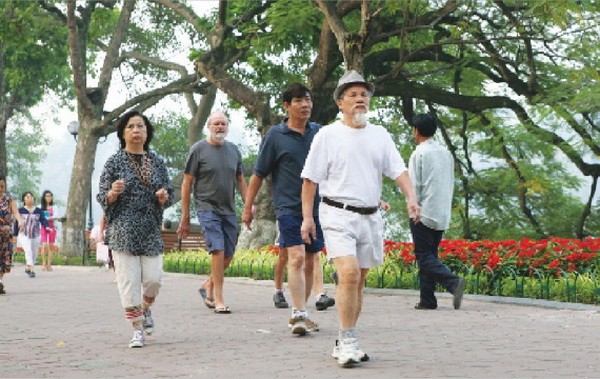 Đi bộ, vận động nhẹ nhàng khi trời râm mát phù hợp với người bệnh tim mạch. 