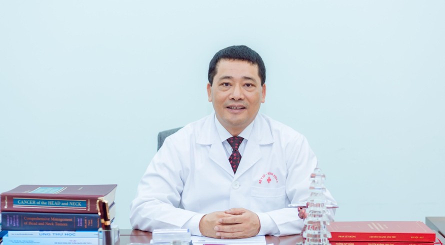 PGS. TS Lê Văn Quảng- Giám đốc Bệnh viện K thẳng thắn chỉ rõ, một định kiến sai lầm phổ biến là ung thư mà đụng dao kéo sẽ làm bệnh lan tràn nhanh và tử vong sớm hơn.