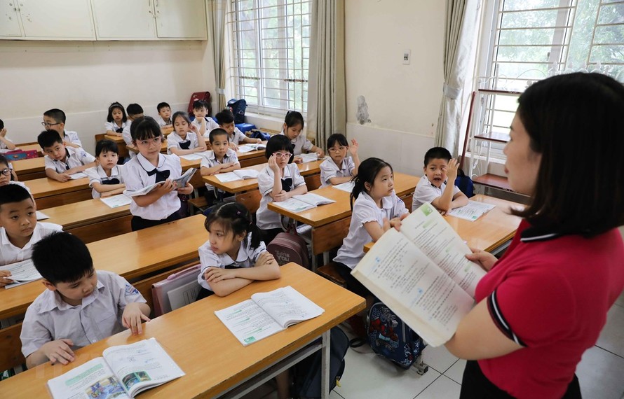 Học sinh Trường Tiểu học Nghĩa Tân, quận Cầu Giấy vào giờ học đầu tiên tại trường sau thời gian dài nghỉ ở nhà vì dịch COVID-19. Ảnh: Thanh Tùng/TTXVN