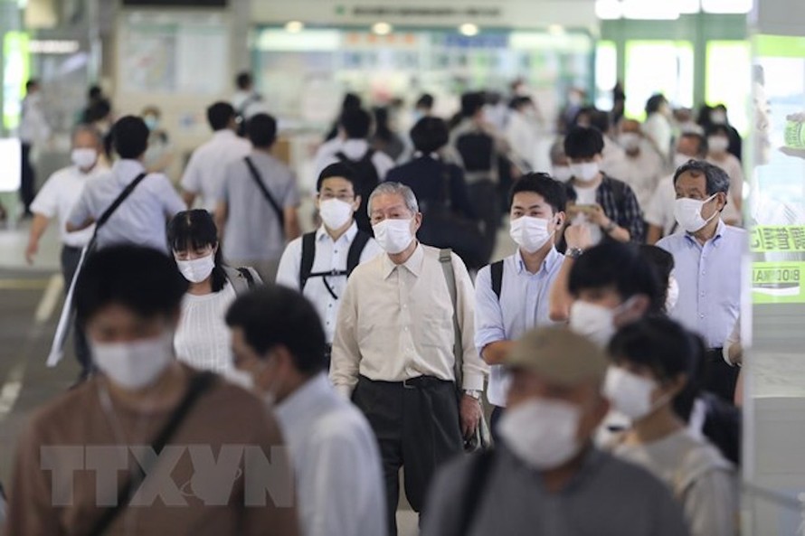 Người dân đeo khẩu trang phòng lây nhiễm COVID-19 tại Tokyo, Nhật Bản ngày 9/7/2020. (Nguồn: THX/TTXVN)