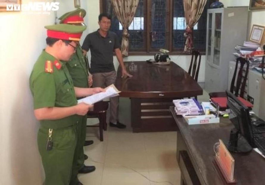 Công an Nghệ An khám xét phòng làm việc của ông Nguyễn Tâm Long, Quyền Trưởng phòng Chính sách Ban Dân tộc tỉnh Nghệ An.