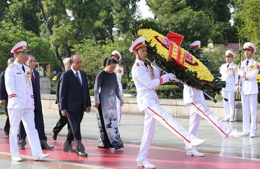 Đoàn đại biểu Lãnh đạo Đảng, Nhà nước đặt vòng hoa tưởng niệm các Anh hùng liệt sỹ. (Ảnh: Dương Giang/TTXVN)
