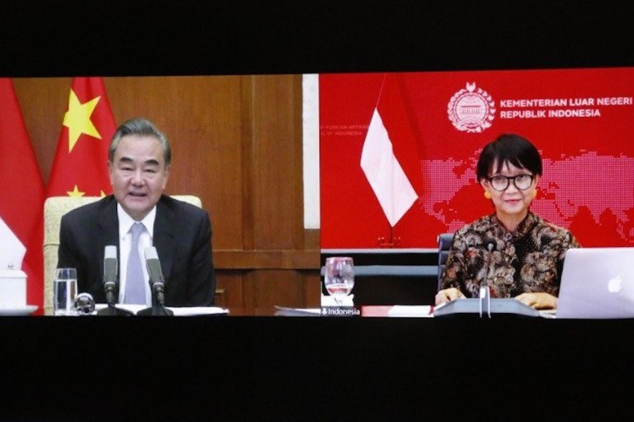 Cuộc họp trực tuyến giữa Ngoại trưởng Indonesia, bà Retno Marsudi và Ngoại trưởng Trung Quốc, Vương Nghị. Ảnh: Bộ Ngoại giao Indonesia.