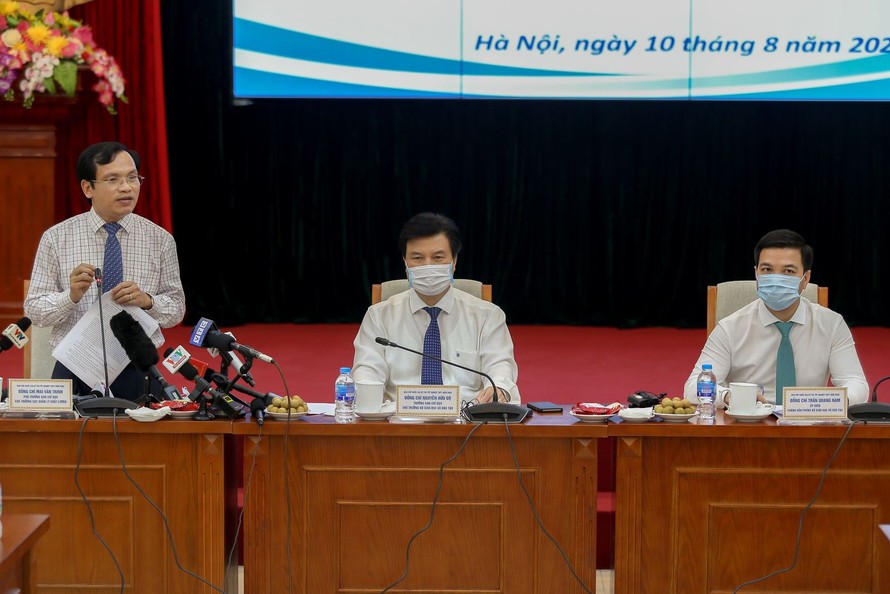 PGS TS Mai Văn Trinh trả lời các vấn đề tại cuộc họp báo. 