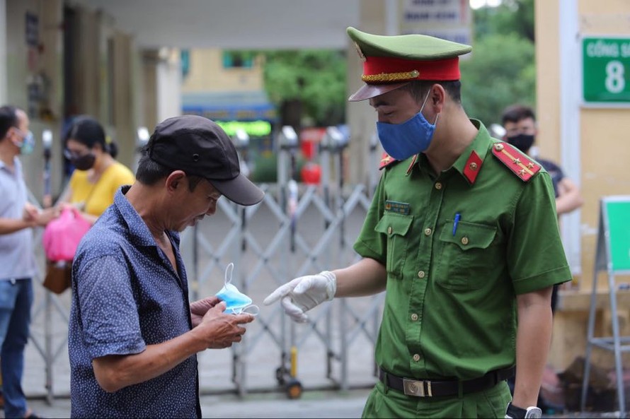Hà Nội: Nhiều trường hợp không đeo khẩu trang nơi công cộng bị xử phạt