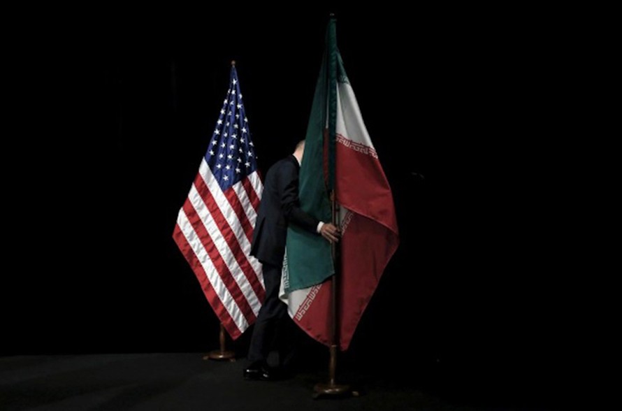  Quốc kỳ Iran và Mỹ trong đàm phán về hạt nhân năm 2015. Ảnh: Reuters
