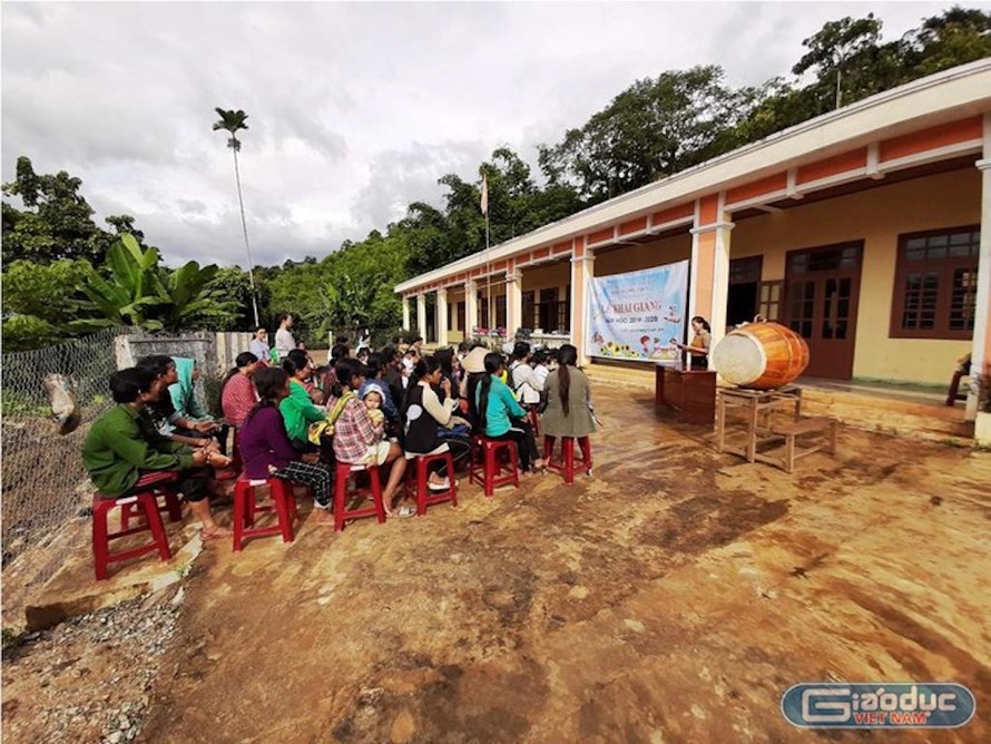 Lễ khai giảng năm học mới tại một điểm trường ở vùng cao ở một tỉnh miền Trung.