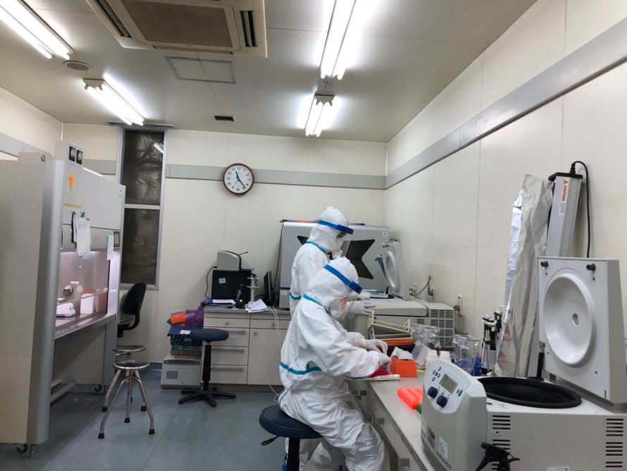 Xét nghiệm sinh học phân tử realtime RT-PCR đòi hỏi các hệ thống máy chuyên dụng và thực hiện tại phòng thí nghiệm.