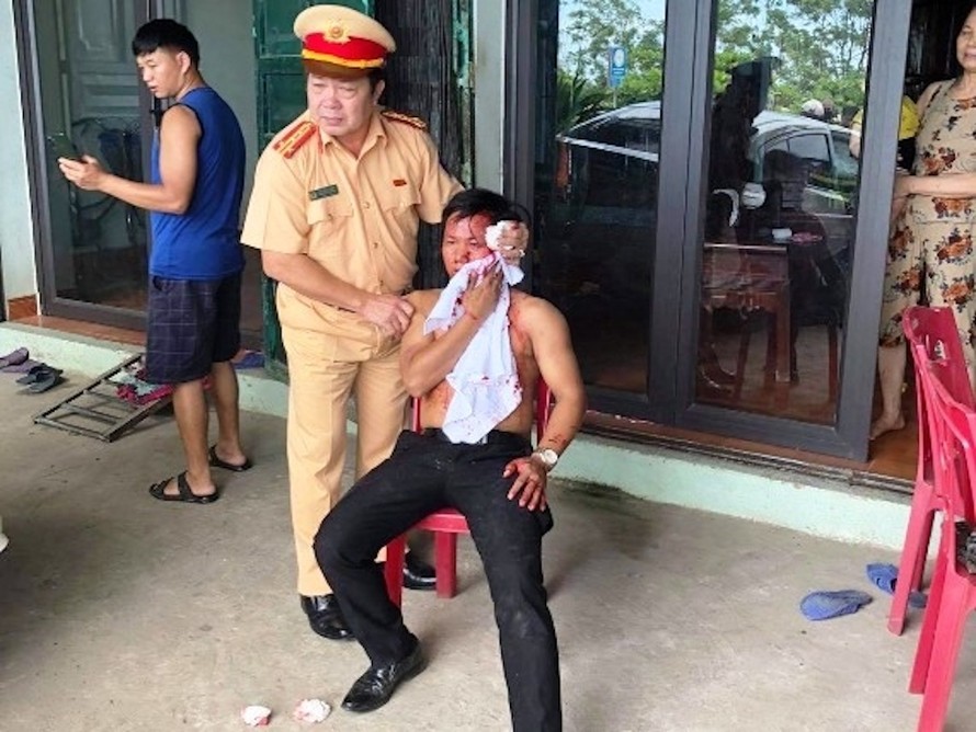 Đại tá Lê Văn Chiến, Trưởng phòng CSGT Công an tỉnh Thanh Hóa đập cửa kính, cứu anh Hùng ra khỏi chiếc ô tô bị tai nạn. 