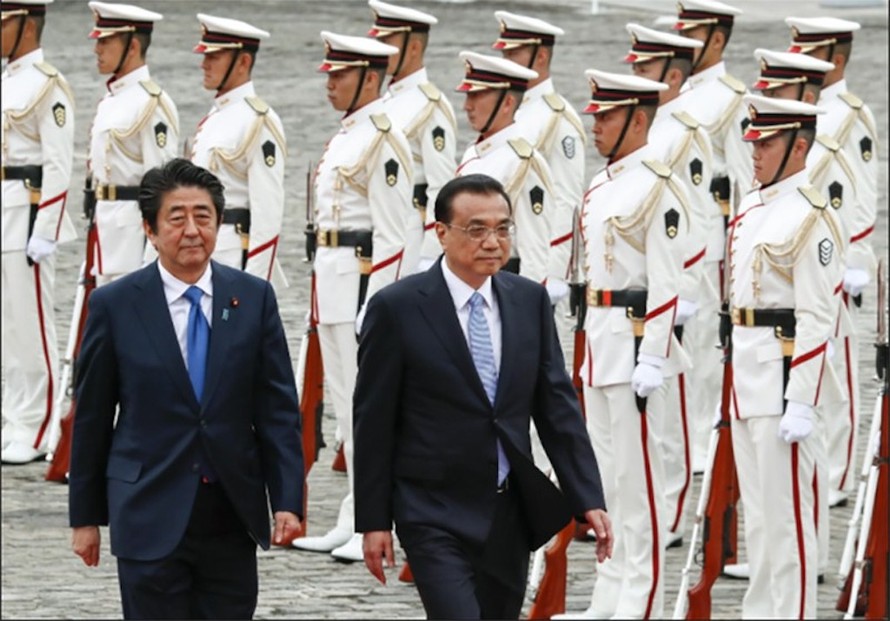 Thủ tướng Nhật Bản Abe Shinzo và Thủ tướng Trung Quốc Lý Khắc Cường tại Tokyo năm 2018. Ảnh: EPA-EFE
