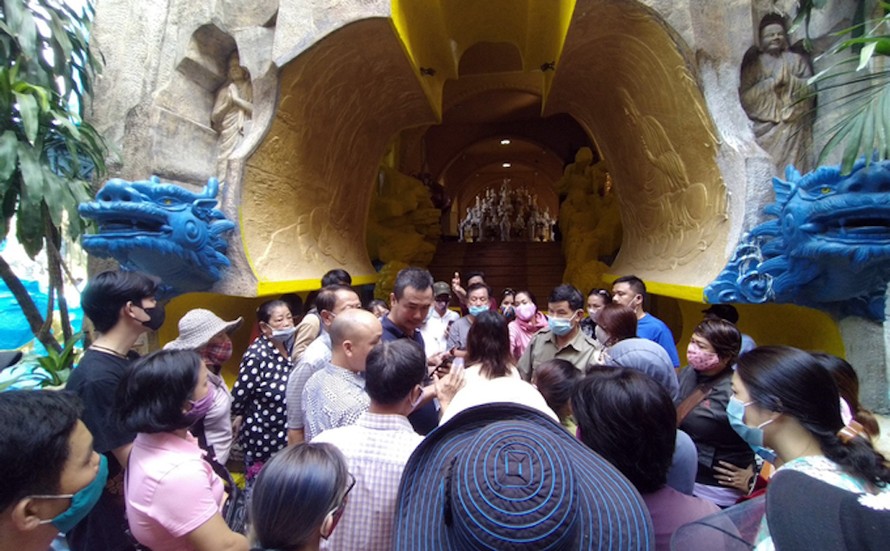 Hàng trăm gia đình bức xúc kéo đến chùa Kỳ Quang 2 để đòi lại tro cốt của người thân.
