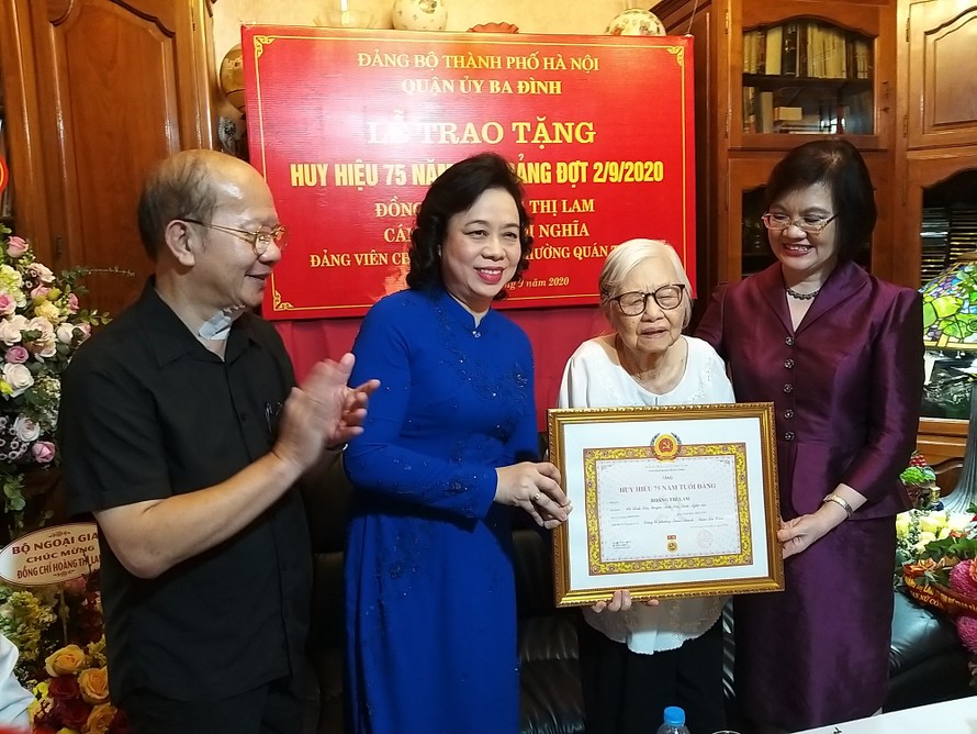 Phó Bí thư thường trực Thành ủy Hà Nội Ngô Thị Thanh Hằng trao tặng Huy hiệu 75 tuổi Đảng cho đồng chí Hoàng Thị Lam. 
