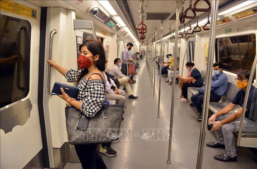 Người dân đeo khẩu trang và thực hiện giãn cách xã hội phòng lây nhiễm COVID-19 khi đi tàu điện ngầm ở New Delhi, Ấn Độ, ngày 7/9/2020.
