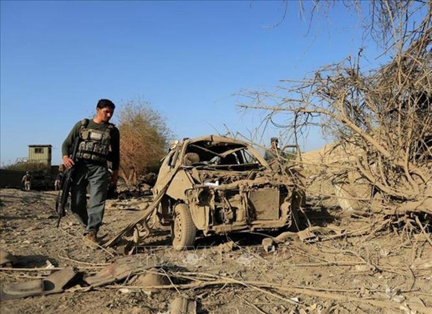 Lực lượng an ninh Afghanistan điều tra tại hiện trường vụ đánh bom xe nhằm vào tòa nhà chính quyền huyện Ghani Khel, tỉnh Nangarhar ngày 3/10/2020. Ảnh: REUTERS/TTXVN